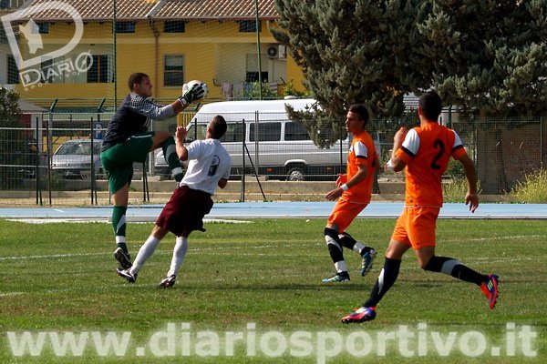 Del Duchetto in uscita alta su Stefano Sarritzu Del Duchetto in uscita alta su Stefano Sarritzu